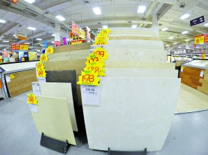 眼下,不少瓷砖品牌都在促销。