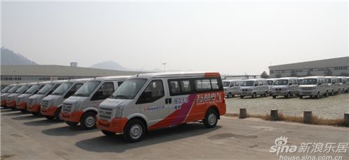 在十堰东风汽车生产基地整装待发的万和售后服务车队