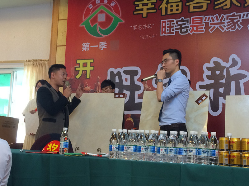 特地陶瓷总部代表介绍产品