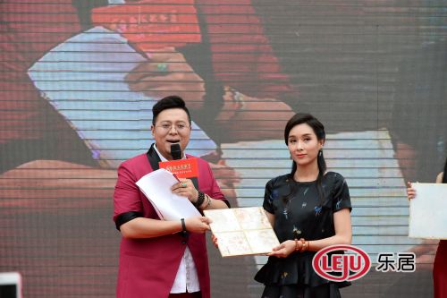 亚姐冠军杨恭如对金玉名家瓷砖赞赏有加