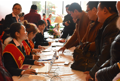 (经销商正在咨询变色龙工作人员)