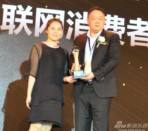 百度营销咨询部华南区总经理张红霞女士(图左)