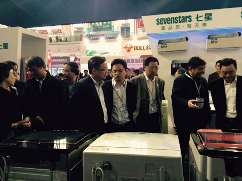 沈凯峰与卞吉安参观韩电展馆