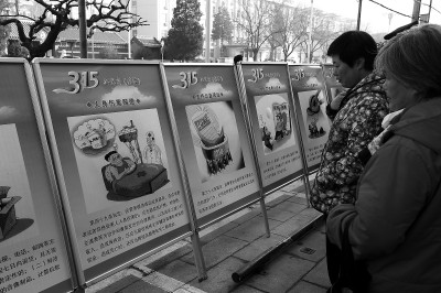 石景山区城管队员正在讲解如何分辨“牙签花”,提醒市民清明扫墓购买鲜花时谨防上当。本报记者 吴镝摄