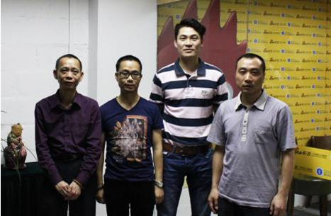 (图为韦建与新浪网陶瓷卫浴频道首席运营管任耀明、专业频道总监李顺康以及佛山市蓝珀瓷砖有限公司营销总经理廖李明先生合影)