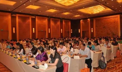 会议现场座无虚席 会议现场座无虚席