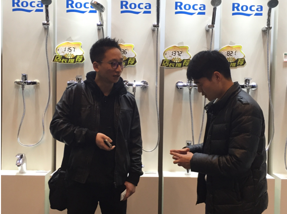 兑换到实惠大礼包的周先生在咨询卫浴产品相关信息
