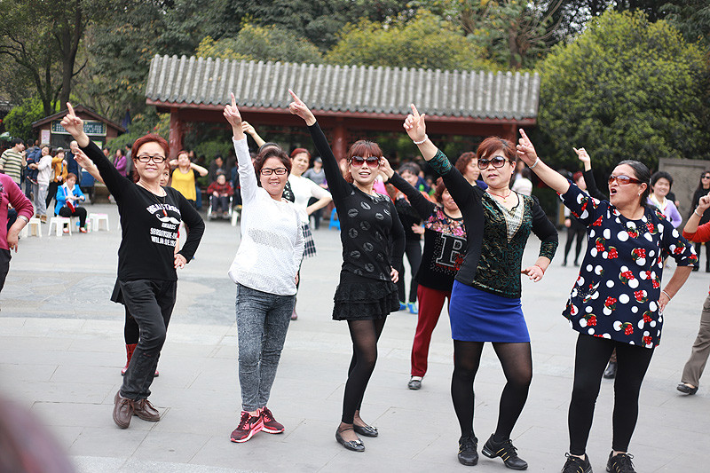 成都广场舞大妈潮范十足