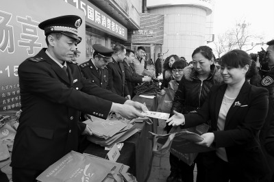 怀柔工商分局向市民发放“3·15”消费维权宣传材料。本报特约摄影 卜向东