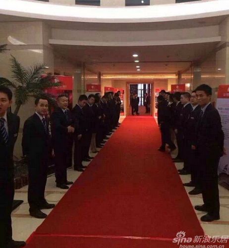 金大田营销团队列队欢迎到场的准经销商们 金大田营销团队列队欢迎到场的准经销商们