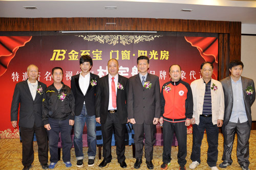 金至宝门窗董事长陈其联（左4）与杜宇航（左3）、陈锦辉（右5）等武术界知名人士合影留念