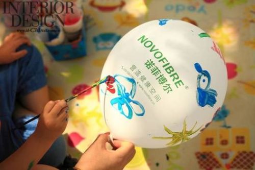 小朋友在诺菲博尔展台涂鸦