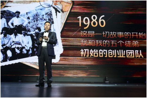 车建新发表开场致辞,宣布红星美凯龙将实施1001战略 车建新发表开场致辞,宣布红星美凯龙将实施1001战略