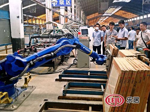 新明珠禄步工业园第一台码砖“机器人”正在工作 新明珠禄步工业园第一台码砖“机器人”正在工作