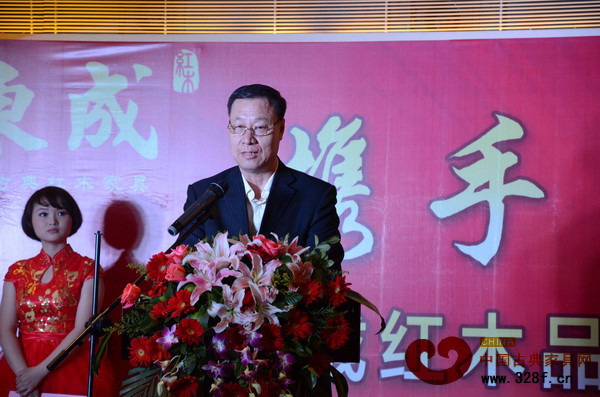 中国家具协会副理事长刘金良表示,东成红木的品牌发展,是中国红木家具品牌转型升级中的突出代表